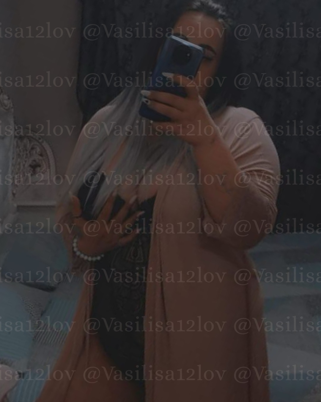 Брюнетка Василиса пышная сделает с удовольствием фут-фетиш и позовет в гости