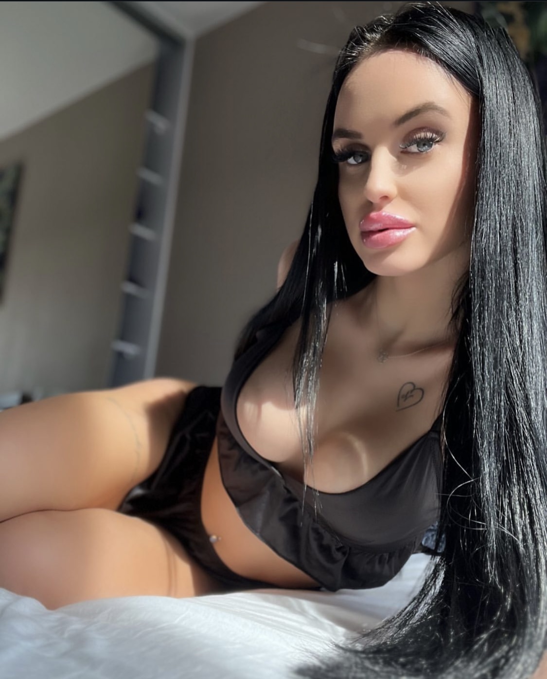 Брюнетка АМИНА стройная сделает качественно классический секс и позовет в гости в Район - Центр