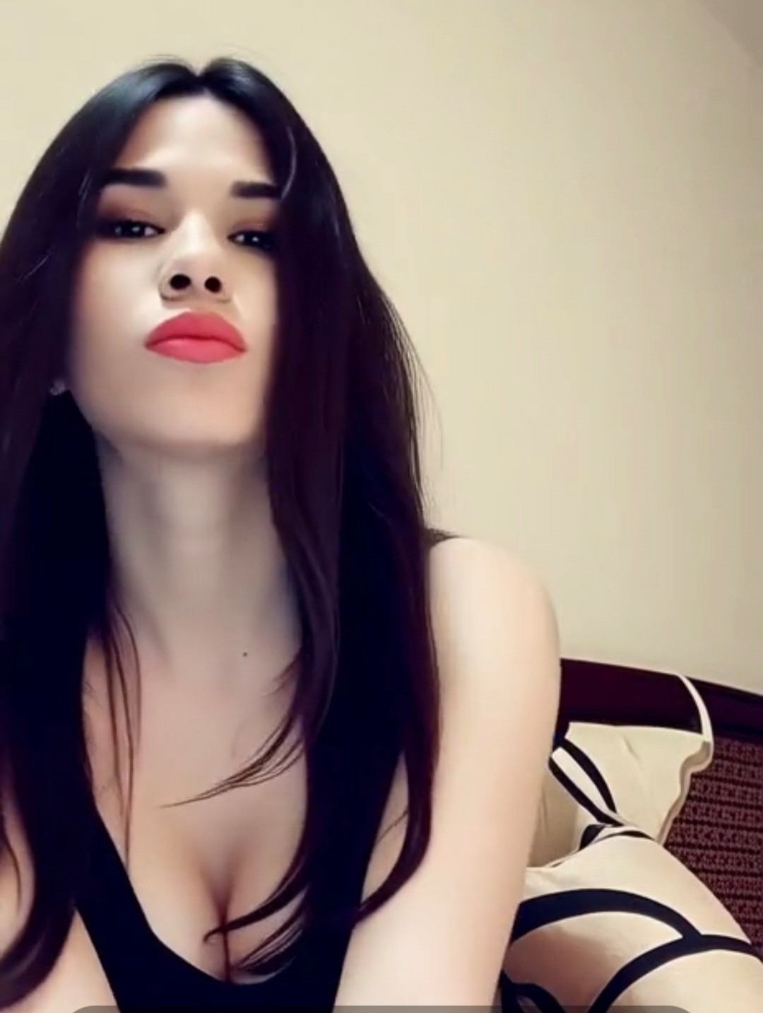 Шлюха Liya с 1 размером груди сделает нежно госпожа и позовет в гости