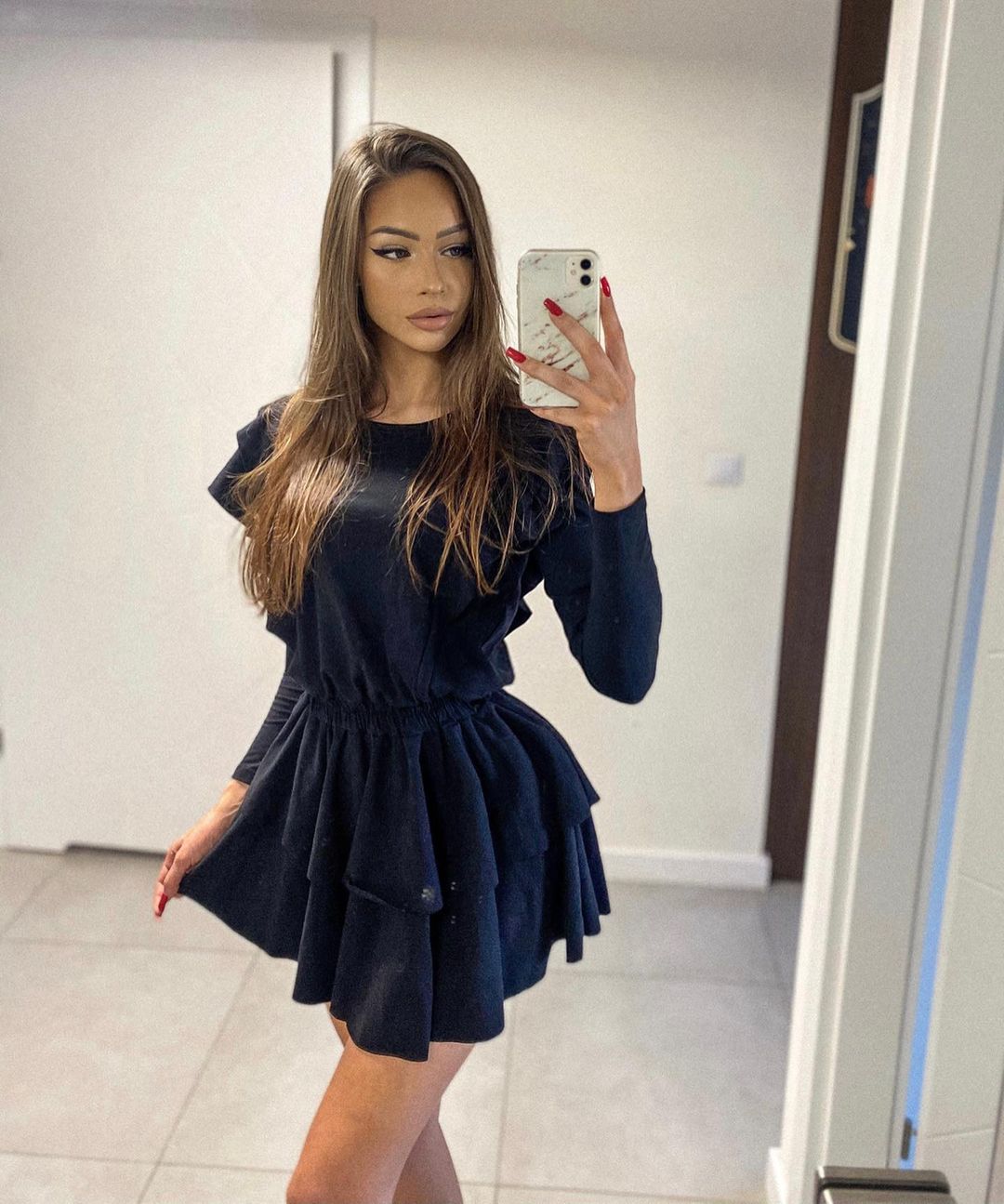 Профессионалка Ксюша с 3 размером груди сделает с удовольствием куннилингус и пригласит к себе