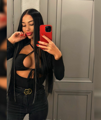 Брюнетка СОНЕЧКА стройная исполнит окончание на грудь и примет у себя